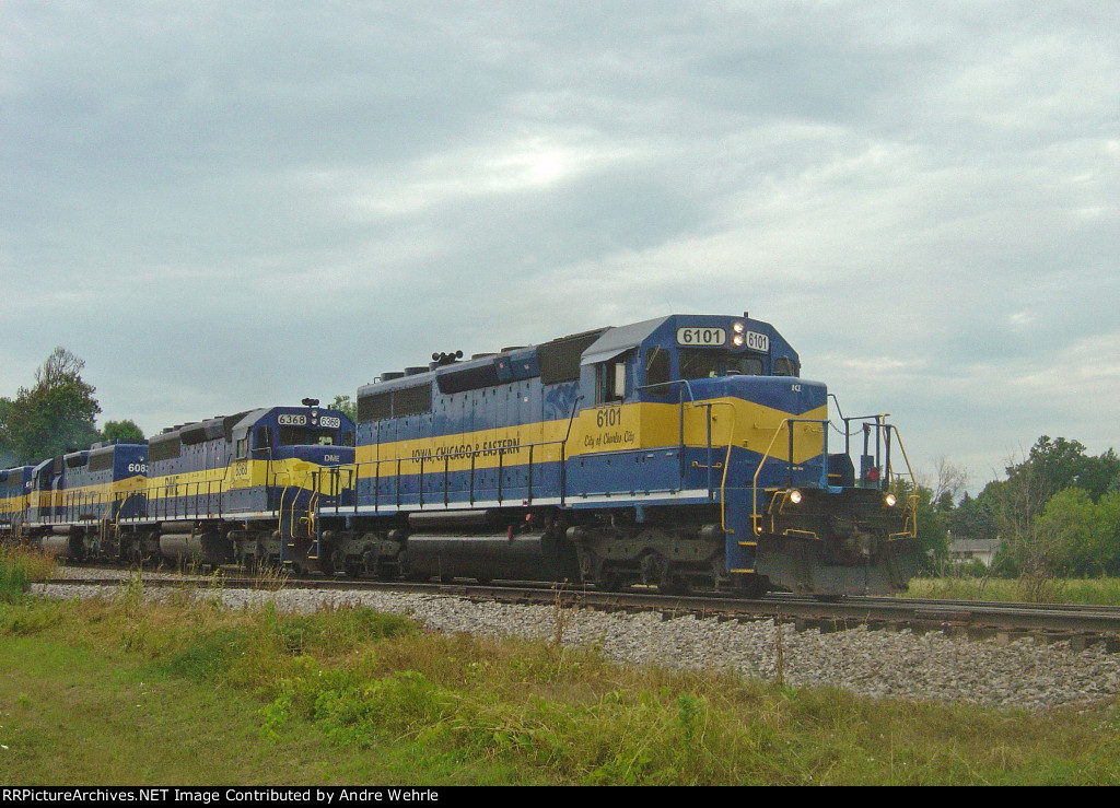 ICE 6101 "City of Charles City" leads pure blue and gold on a late-running 276